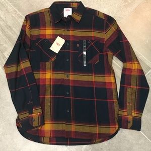 Levi’s Plaid Long Sleeved Button Up